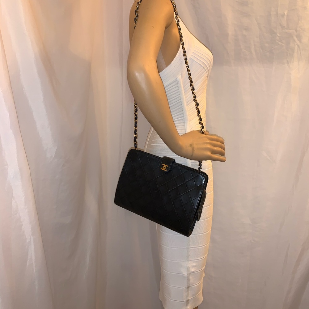 vintage CHANEL black calfskin zip top SHOULDERBAG